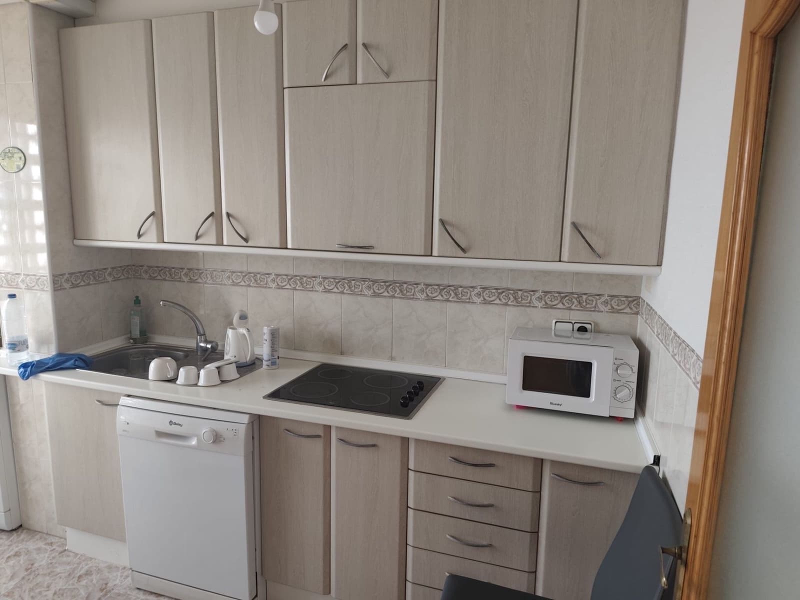 Apartamento de 3 habitaciones en Torrevieja en alquiler con garaje - 850 € (Ref: 9461143)