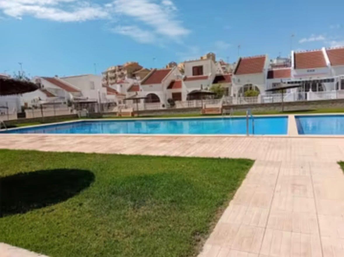 2 makuuhuone Huoneisto vuokrattavana paikassa Torrevieja mukana uima-altaan - 800 € (Ref: 9547718)