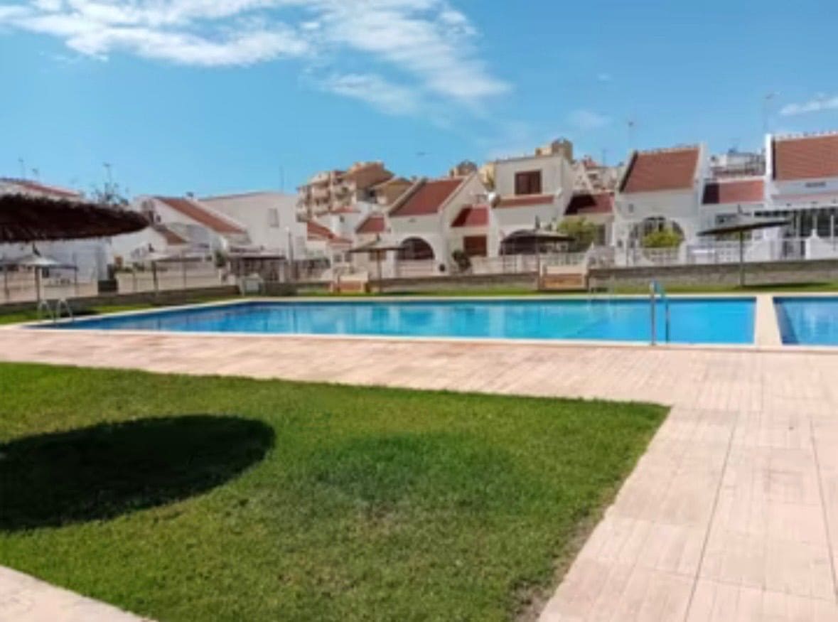 2 makuuhuone Huoneisto vuokrattavana paikassa Torrevieja mukana uima-altaan - 800 € (Ref: 9547718)