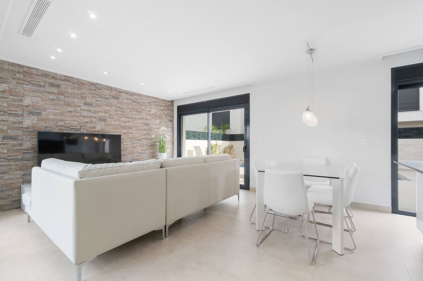 3 bedroom Villa for rent in Benijofar with pool garage - € 2,100 (Ref: 9620783)