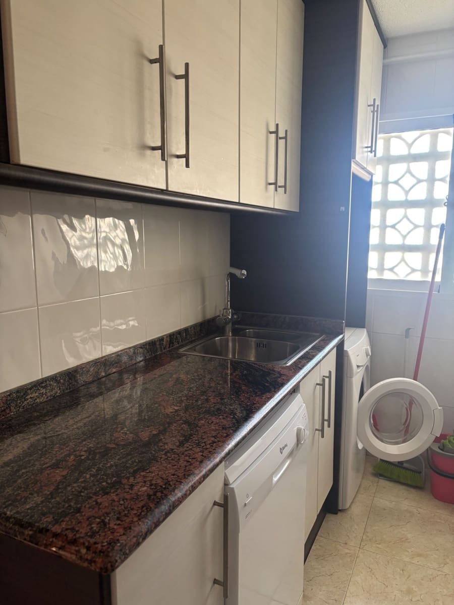 3 soverom Leilighet til leie i Torrevieja med garasje - € 850 (Ref: 9719524)