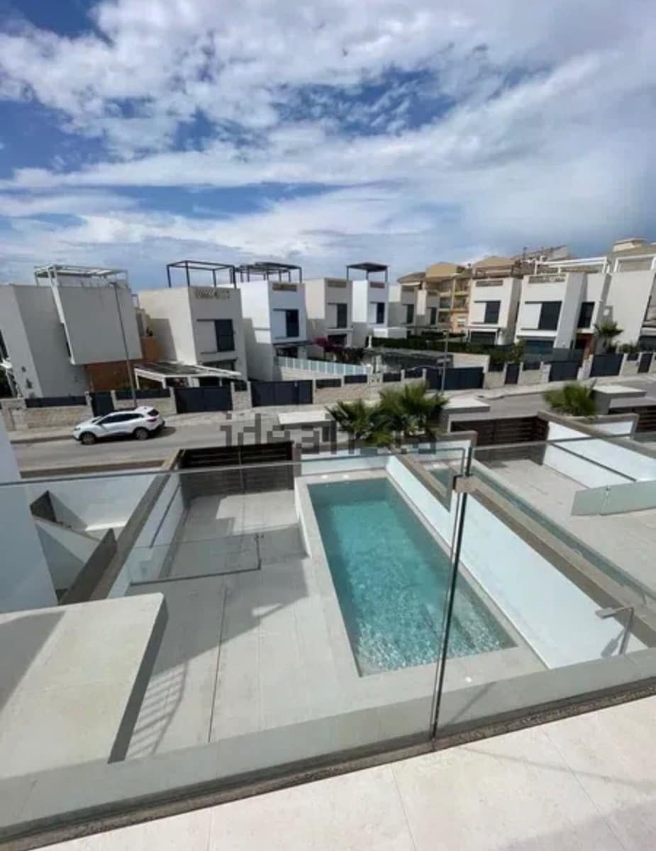 4 bedroom Villa for rent in Benijofar with pool garage - € 2,350 (Ref: 9728590)