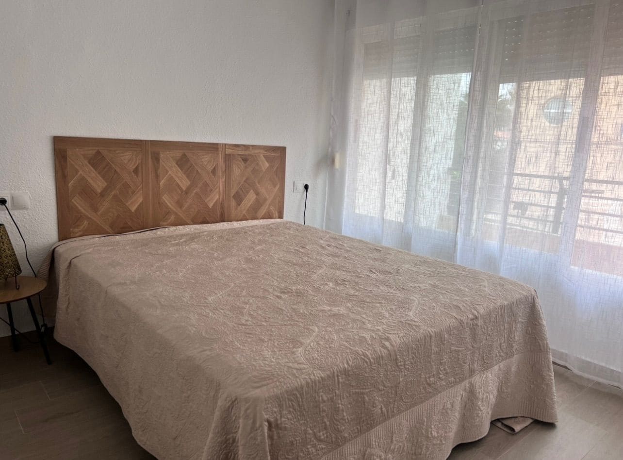 3 soveværelse Byhus til leje i Torrevieja med garage - € 850 (Ref: 9787997)