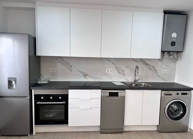 3 soveværelse Byhus til leje i Playa de los Locos, Torrevieja med garage - € 850 (Ref: 9787997)