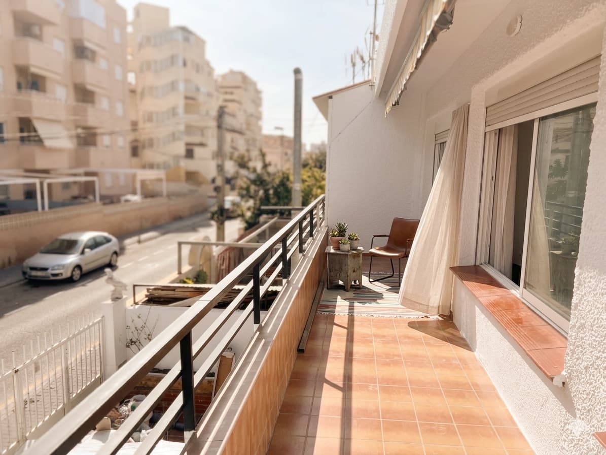 3 soveværelse Byhus til leje i Torrevieja med garage - € 850 (Ref: 9787997)