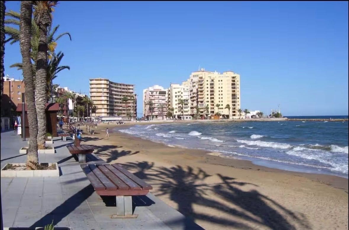 1 Zimmer Apartment zu vermieten in Torrevieja mit Pool - 750 € (Ref: 9923241)