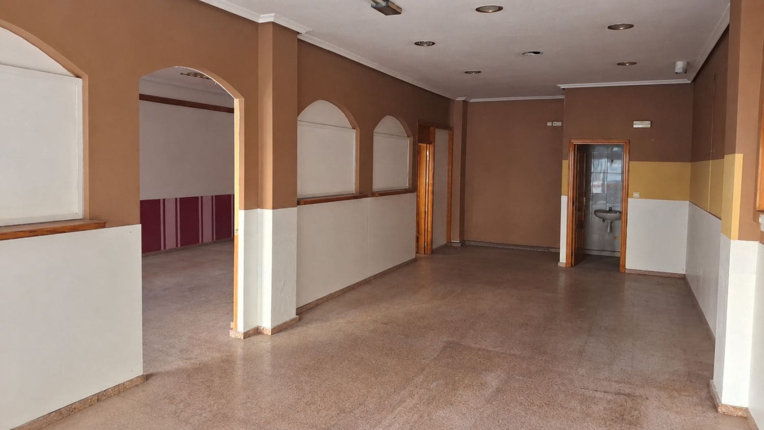 Commercial for rent in Crevillente / Crevillent - € 700 (Ref: 10109082)