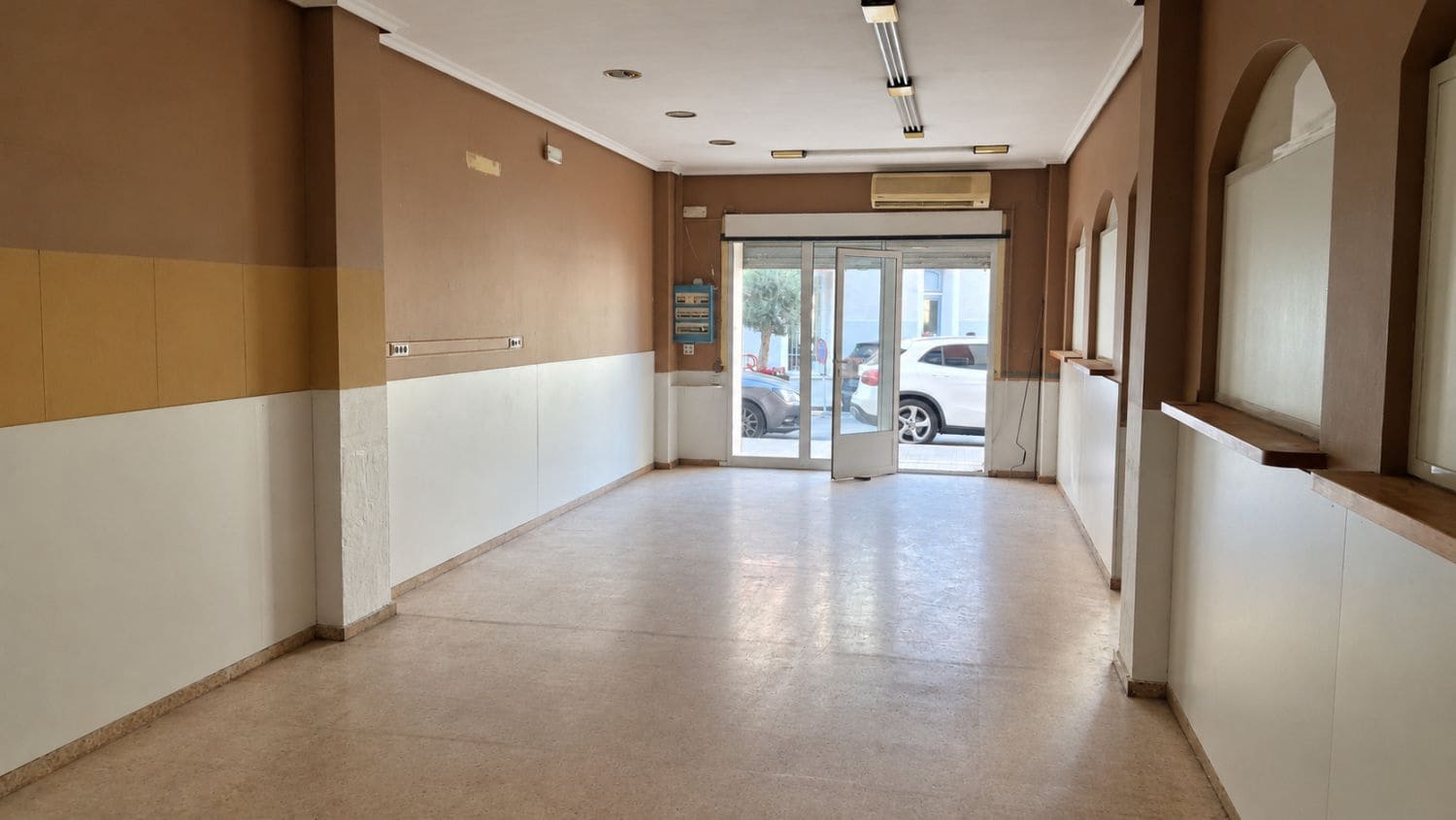 Commercial for rent in Crevillente / Crevillent - € 700 (Ref: 10109082)