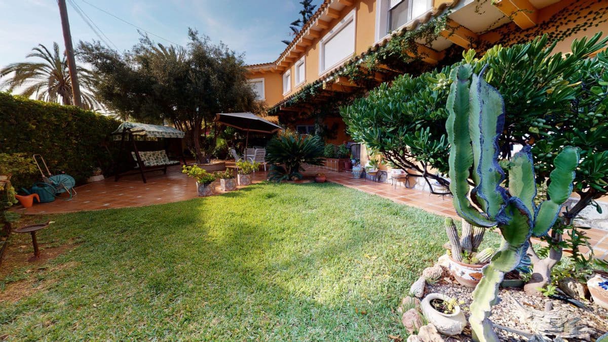 8 bedroom Villa for sale in Cabo Roig - € 4,900,000 (Ref: 8576286)