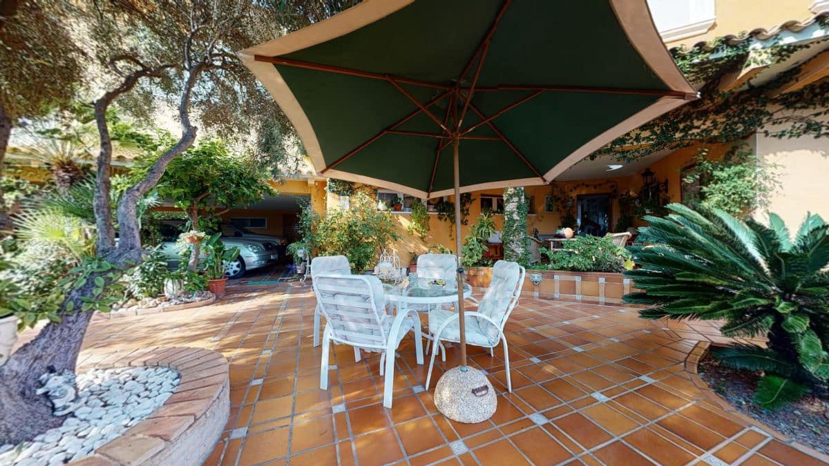 8 bedroom Villa for sale in Cabo Roig - € 4,900,000 (Ref: 8576286)