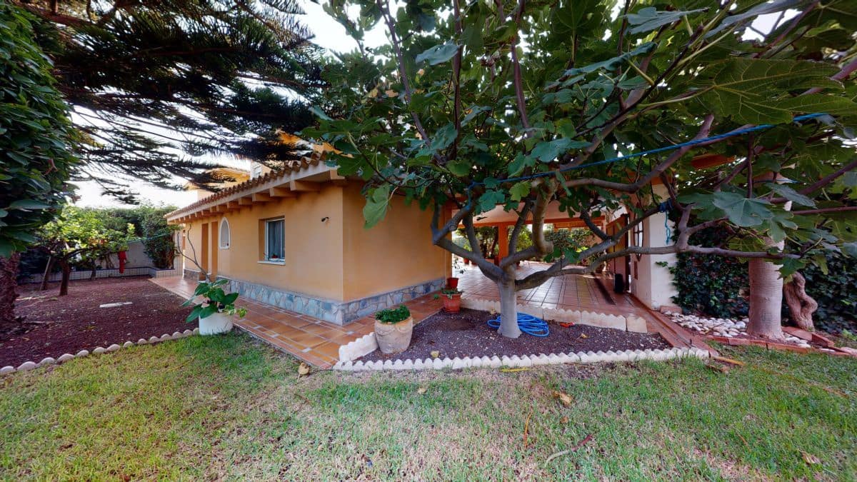8 bedroom Villa for sale in Cabo Roig - € 4,900,000 (Ref: 8576286)