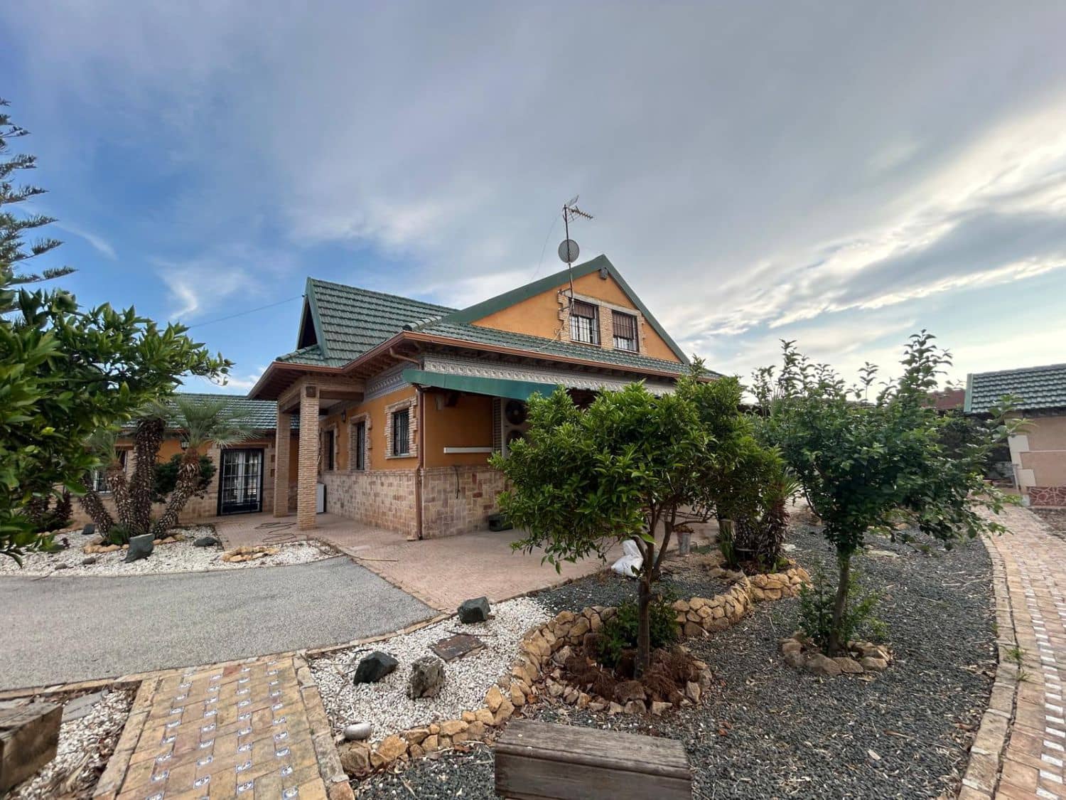 5 makuuhuone Maalaistalo myytävänä paikassa Catral mukana 
autotalli - 600 000 € (Ref: 9590941)