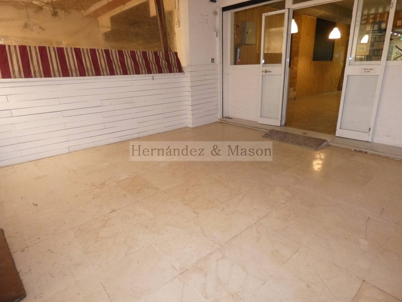 Kaupallinen vuokrattavana paikassa Torremolinos - 1 000 € (Ref: 6717678)