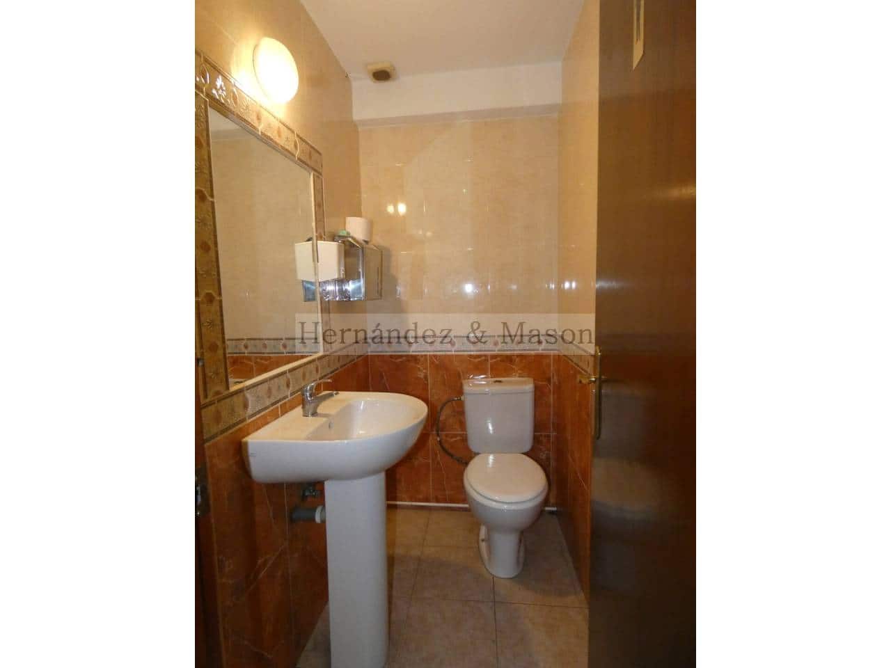 Kaupallinen vuokrattavana paikassa Torremolinos - 1 000 € (Ref: 6717678)