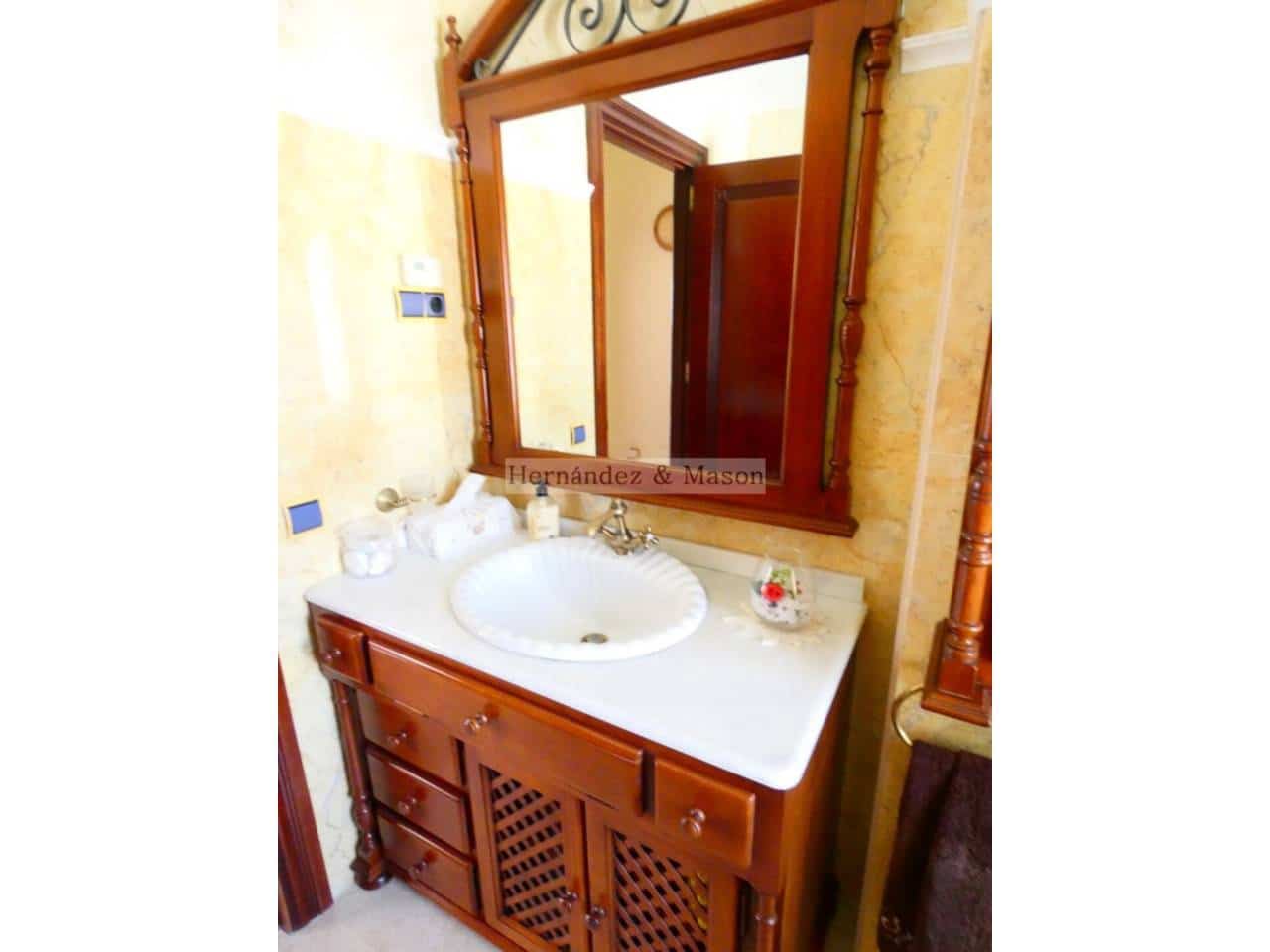 7 sypialnia Willa na sprzedaż w Torrequebrada z basenem garażem - 2 195 000 € (Ref: 8359176)