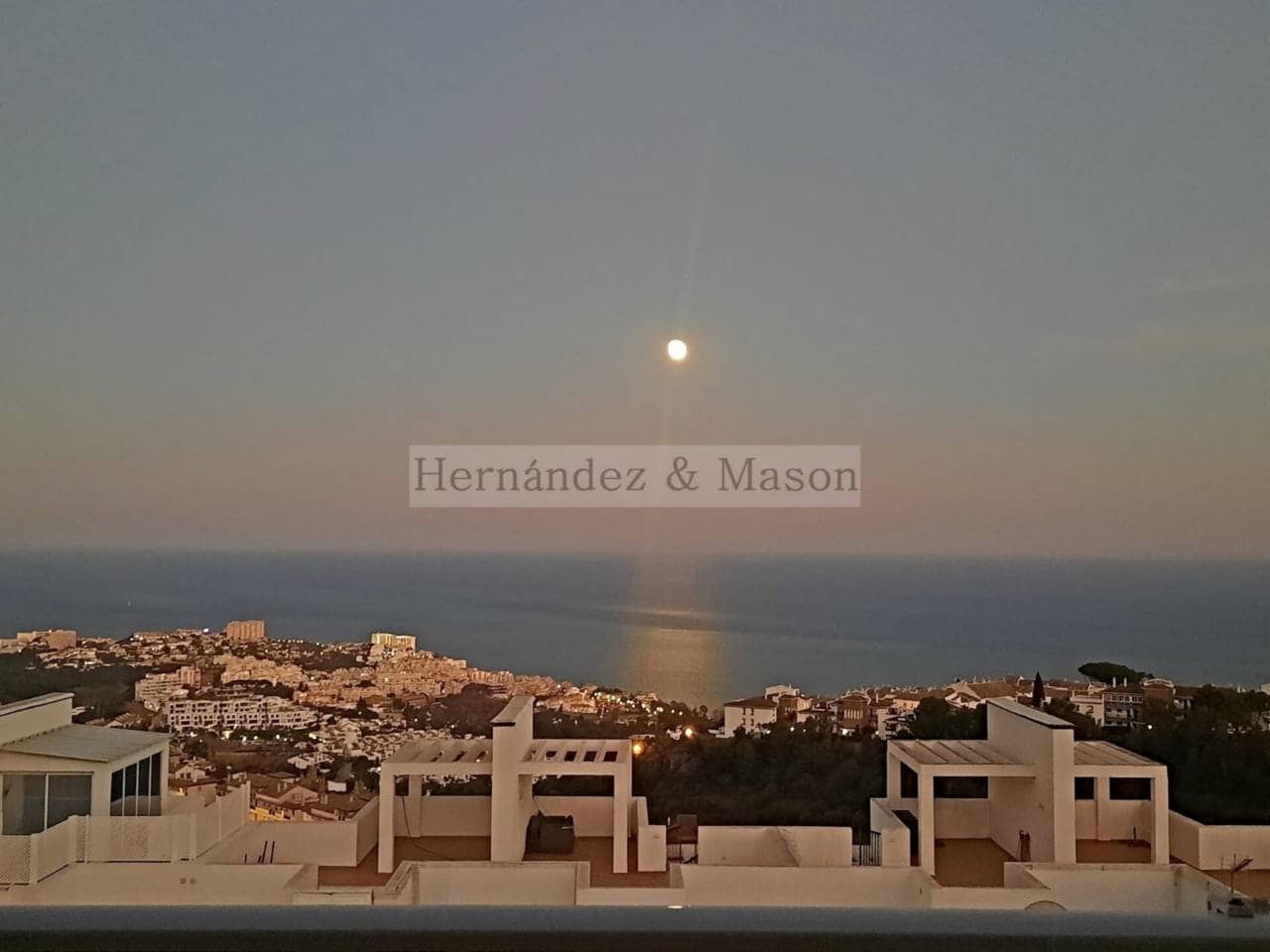 Ático de 2 habitaciones en Benalmádena en venta - 593.000 € (Ref: 9022905)