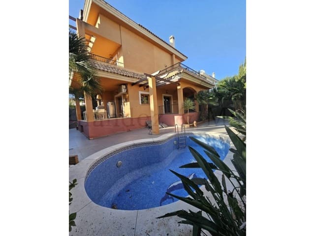 3 makuuhuone Huvila myytävänä paikassa Benalmádena mukana uima-altaan 
autotalli - 730 000 € (Ref: 9217781)