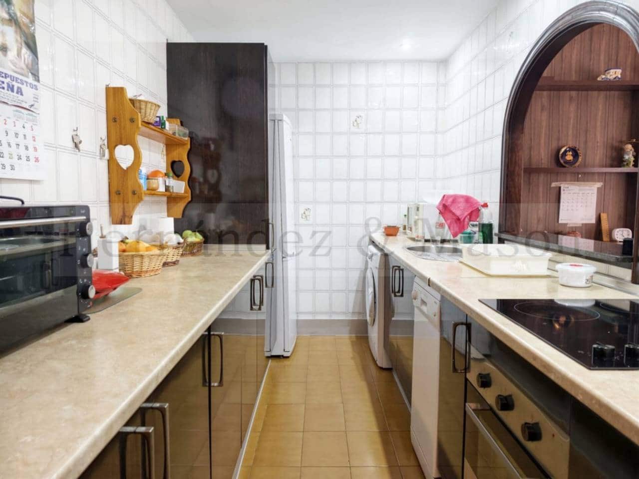 2 bedroom Flat for sale in Benalmadena with pool garage - € 275,000 (Ref: 9772601)