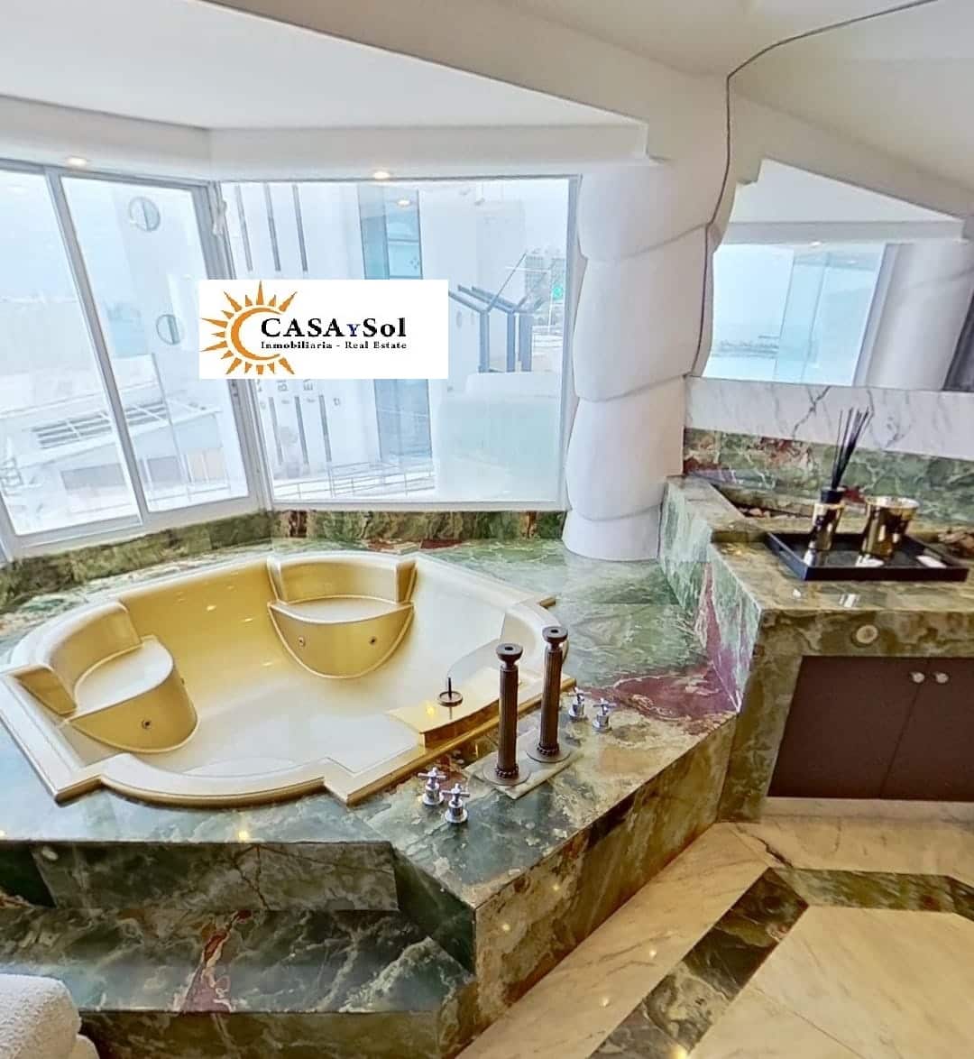 4 soverom Penthouse til salgs i Benalmadena med svømmebasseng garasje - € 1 975 000 (Ref: 9278373)