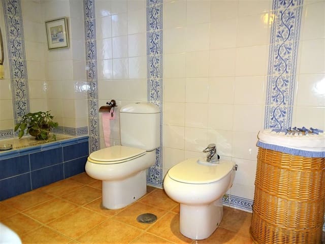 5 soveværelse Villa til salg i Cúllar Vega med swimmingpool garage - € 535.000 (Ref: 6160184)