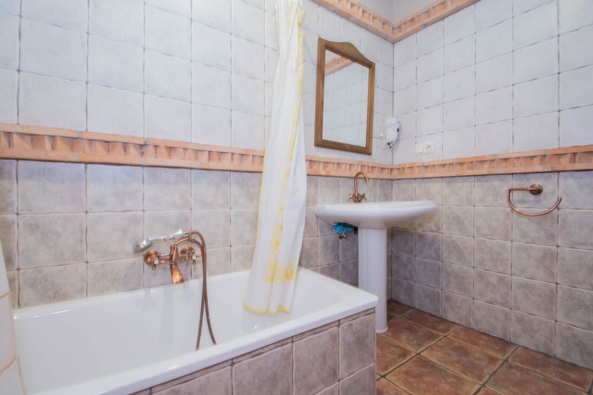 12 soveværelse Guesthouse/B & B til salg i Pinos Genil med garage - € 1.200.000 (Ref: 6720621)