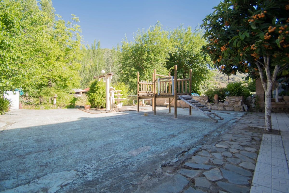 12 soveværelse Guesthouse/B & B til salg i Pinos Genil med garage - € 1.200.000 (Ref: 6720621)