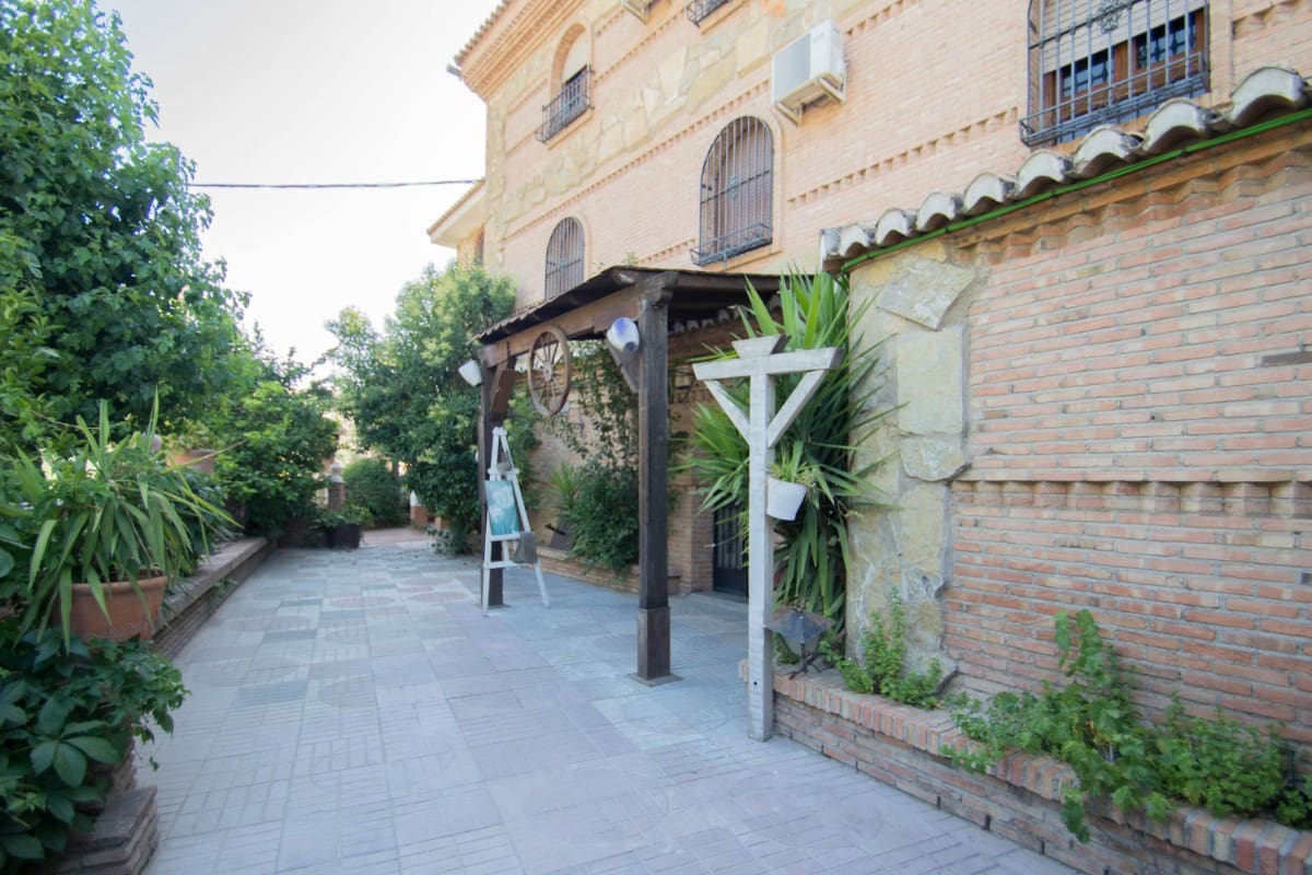 12 soveværelse Guesthouse/B & B til salg i Pinos Genil med garage - € 1.200.000 (Ref: 6720621)