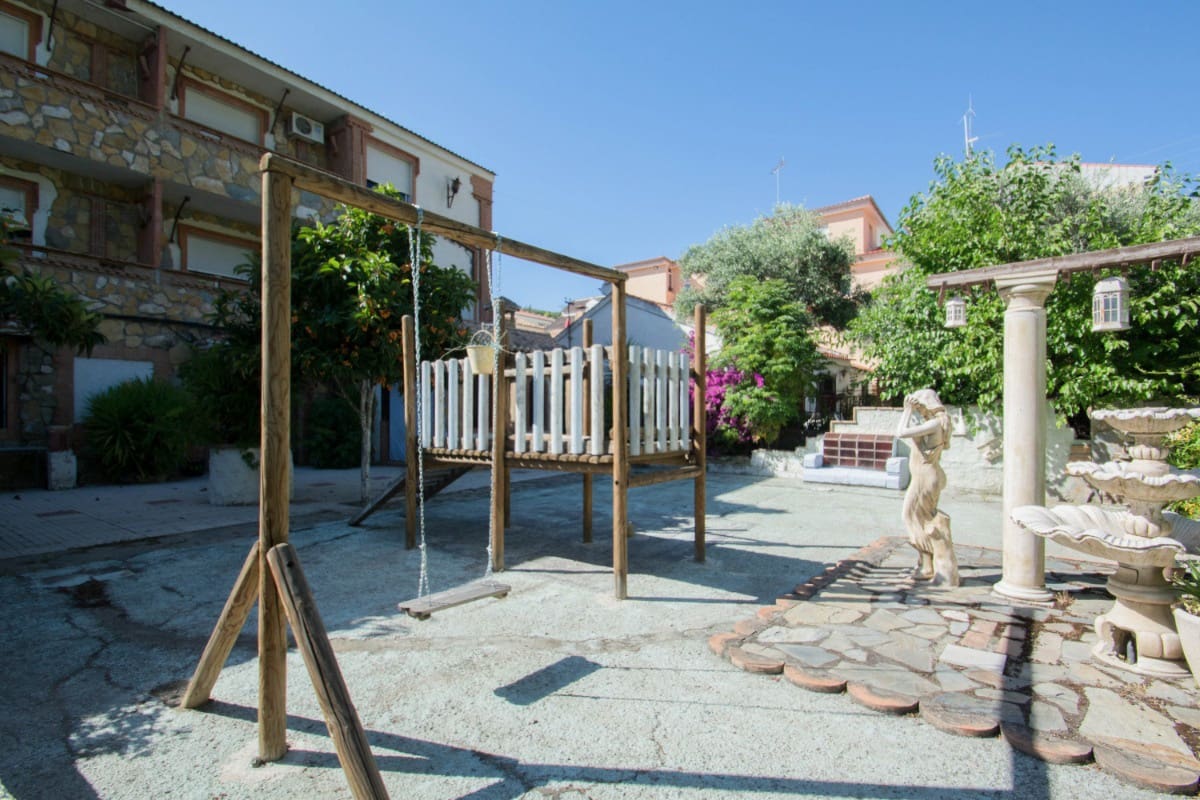 12 soveværelse Guesthouse/B & B til salg i Pinos Genil med garage - € 1.200.000 (Ref: 6720621)