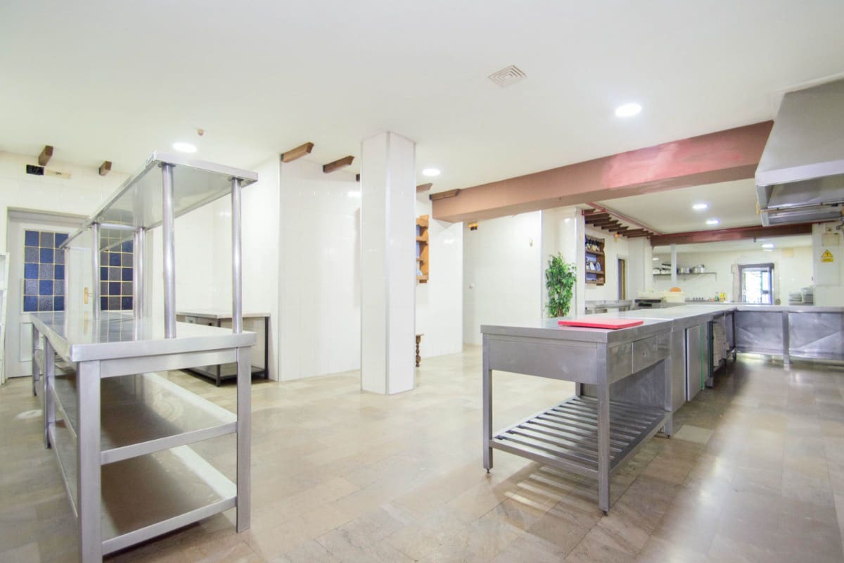 12 soveværelse Guesthouse/B & B til salg i Pinos Genil med garage - € 1.200.000 (Ref: 6720621)