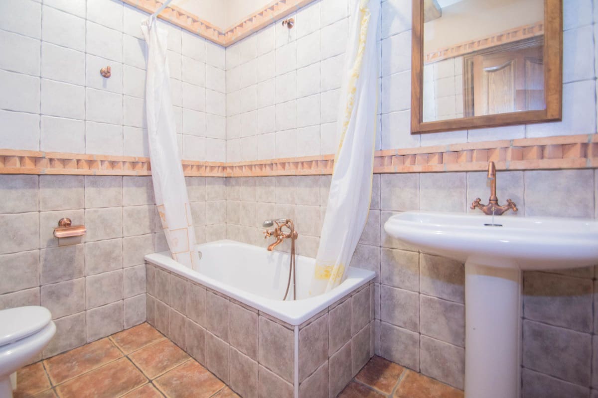 12 soveværelse Guesthouse/B & B til salg i Pinos Genil med garage - € 1.200.000 (Ref: 6720621)