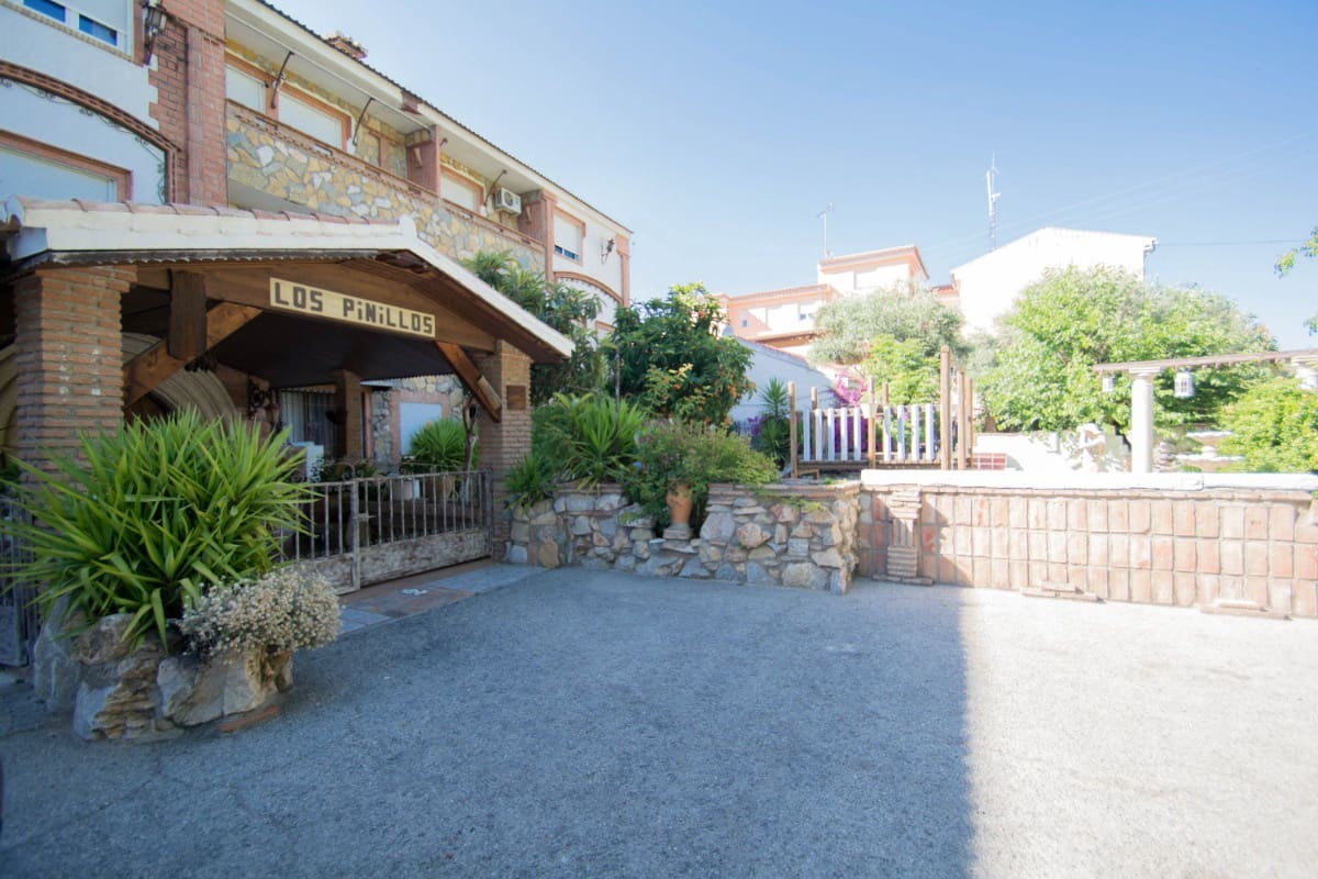 12 soveværelse Guesthouse/B & B til salg i Pinos Genil med garage - € 1.200.000 (Ref: 6720621)
