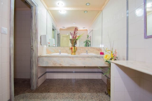 12 slaapkamer Gastenverblijf/B&B te koop in Pinos Genil met garage - € 1.200.000 (Ref: 6720621)