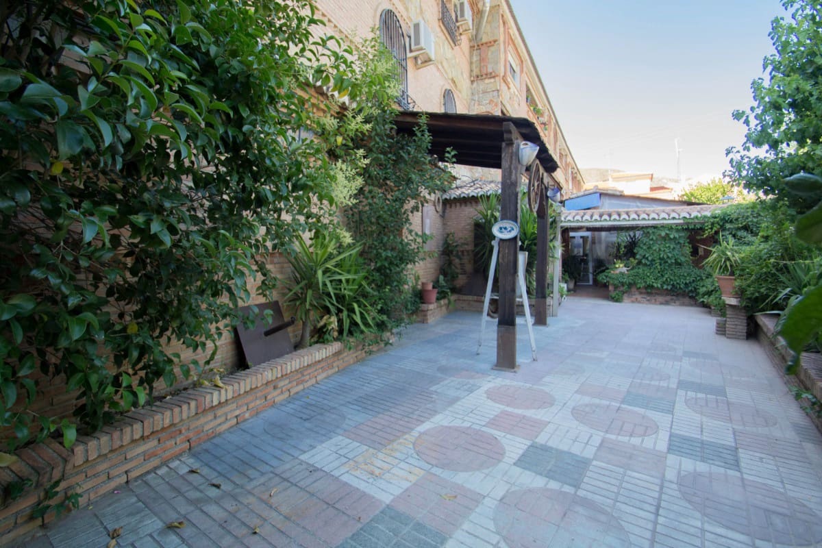 12 soveværelse Guesthouse/B & B til salg i Pinos Genil med garage - € 1.200.000 (Ref: 6720621)