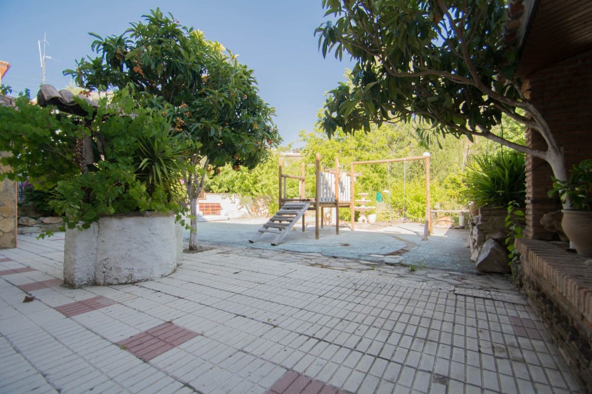 12 soveværelse Guesthouse/B & B til salg i Pinos Genil med garage - € 1.200.000 (Ref: 6720621)