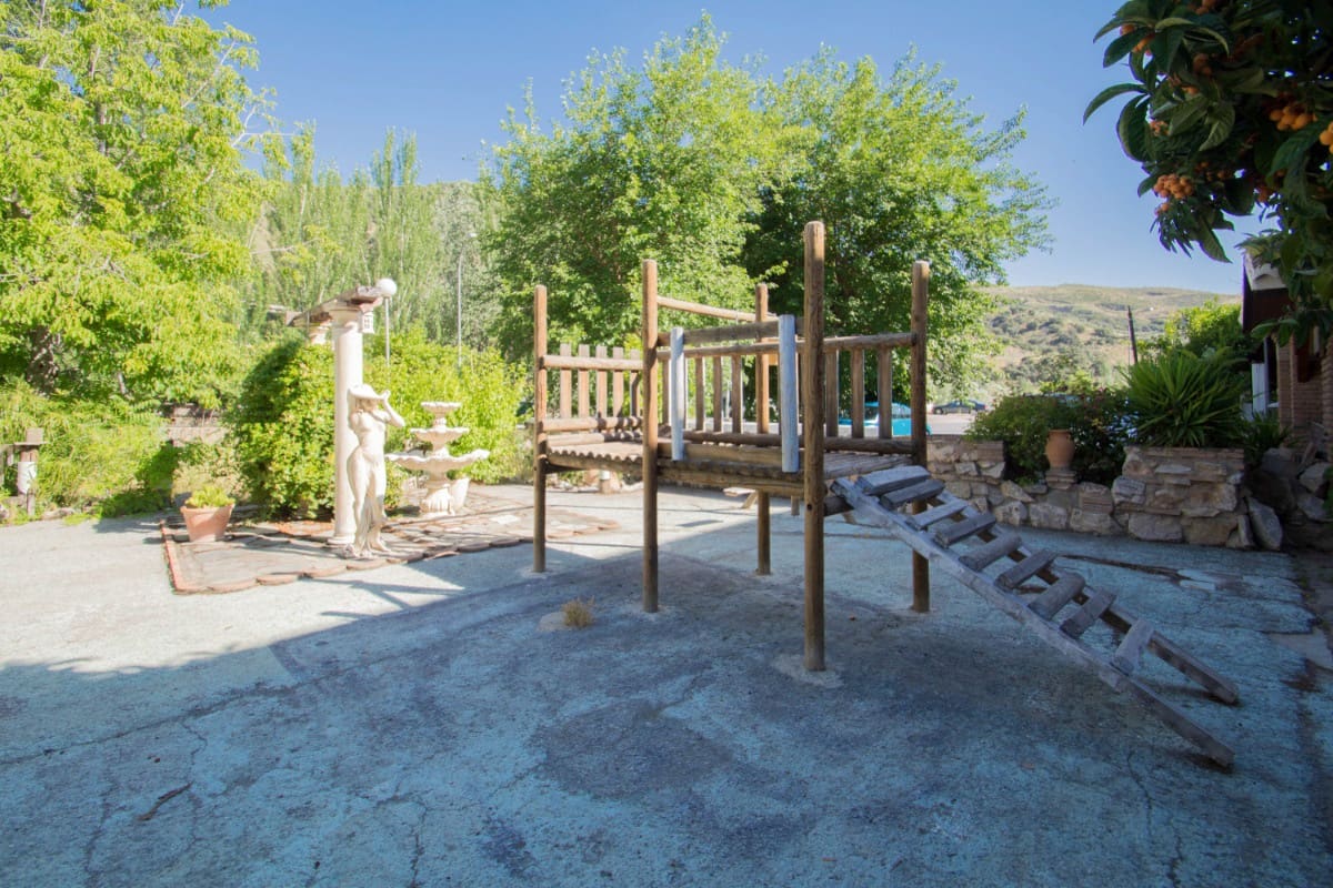 12 soveværelse Guesthouse/B & B til salg i Pinos Genil med garage - € 1.200.000 (Ref: 6720621)