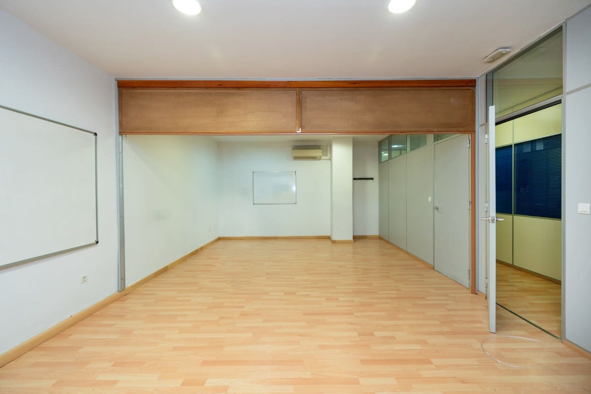 Commercial for sale in Granada city - € 210,000 (Ref: 6720630)