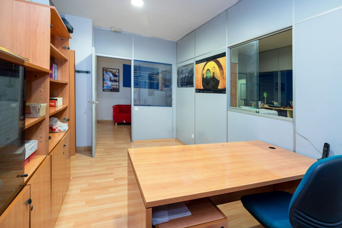 Commercial for sale in Granada city - € 210,000 (Ref: 6720630)