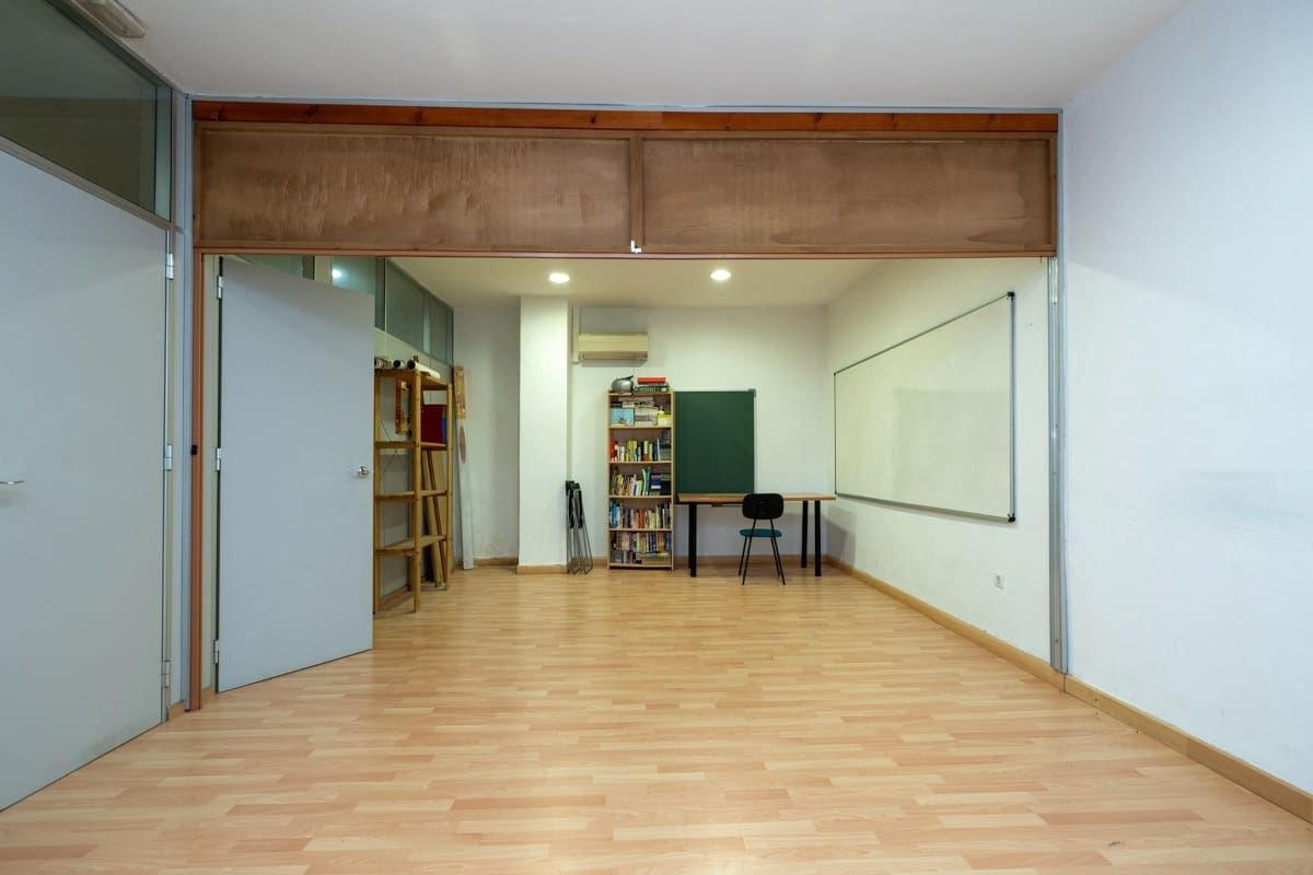 Commercial for sale in Granada city - € 210,000 (Ref: 6720630)