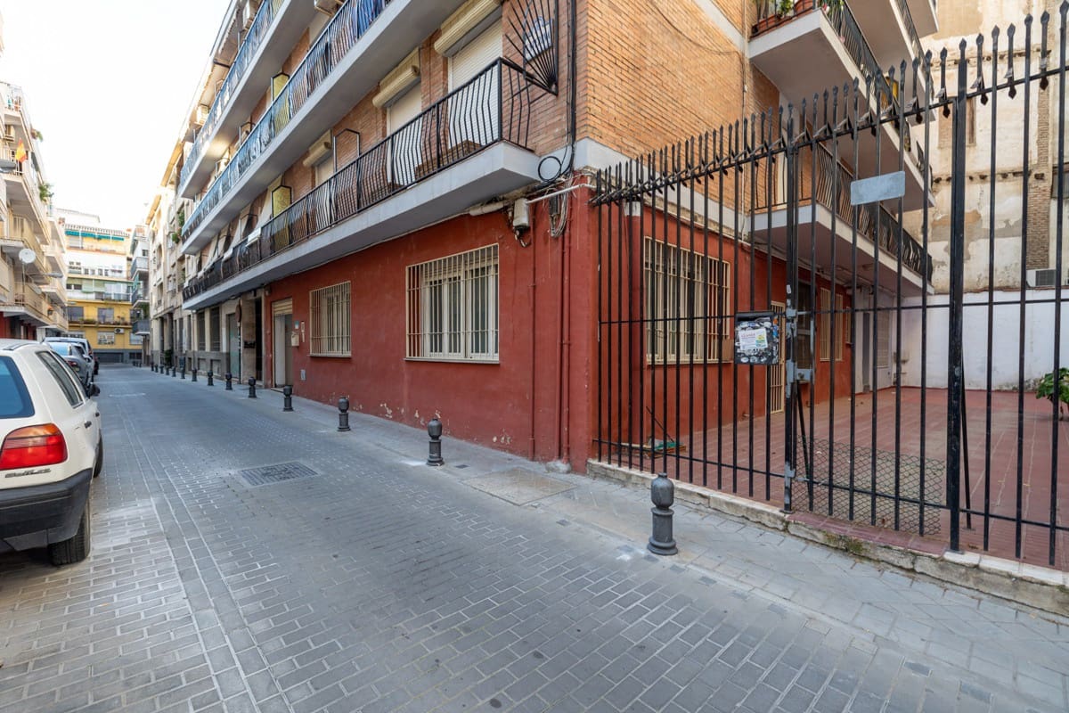 Commercial for sale in Granada city - € 210,000 (Ref: 6720630)