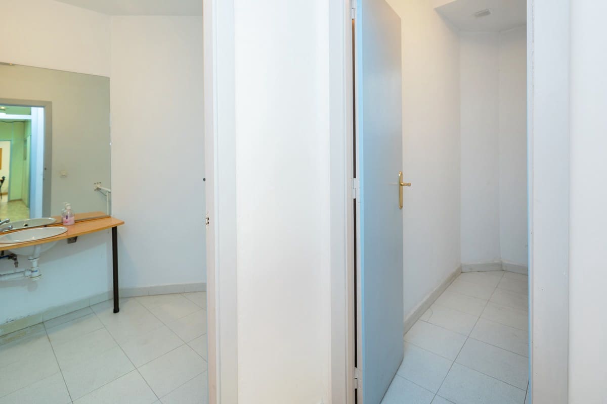 Commercial for sale in Granada city - € 210,000 (Ref: 6720630)