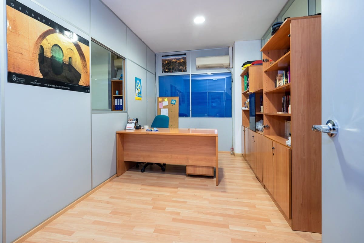 Commercial for sale in Granada city - € 210,000 (Ref: 6720630)