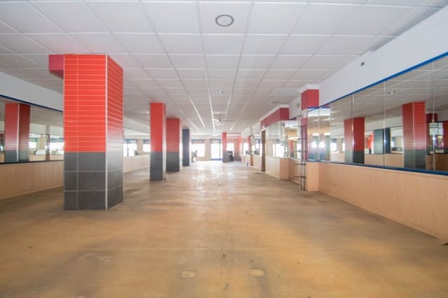 Commercieel te koop in Granada stad - € 230.000 (Ref: 6721162)