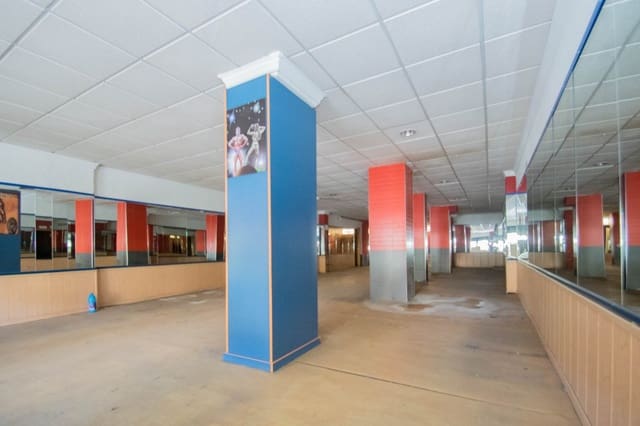 Commercieel te koop in Granada stad - € 230.000 (Ref: 6721162)