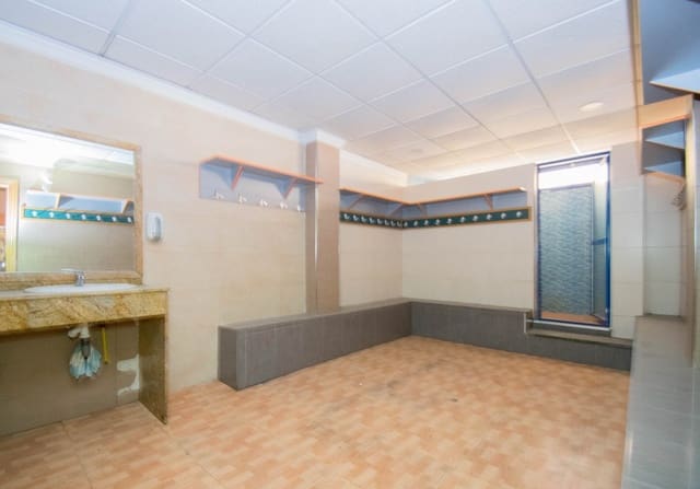 Commercieel te koop in Granada stad - € 230.000 (Ref: 6721162)