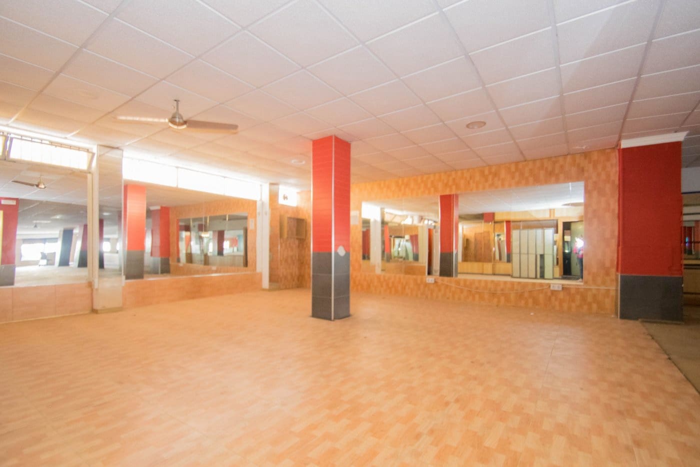 Commercieel te koop in Granada stad - € 230.000 (Ref: 6721162)