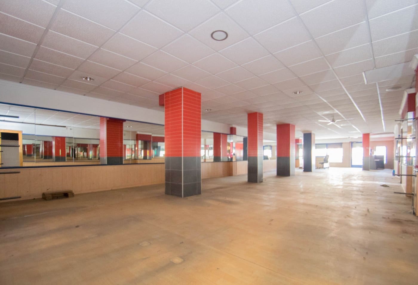 Commercieel te koop in Granada stad - € 230.000 (Ref: 6721162)