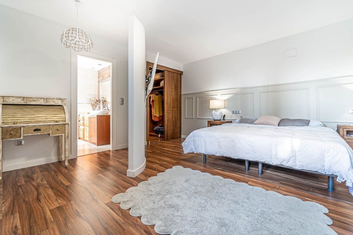 5 Zimmer Villa zu verkaufen in Peligros mit Pool Garage - 950.000 € (Ref: 6794308)