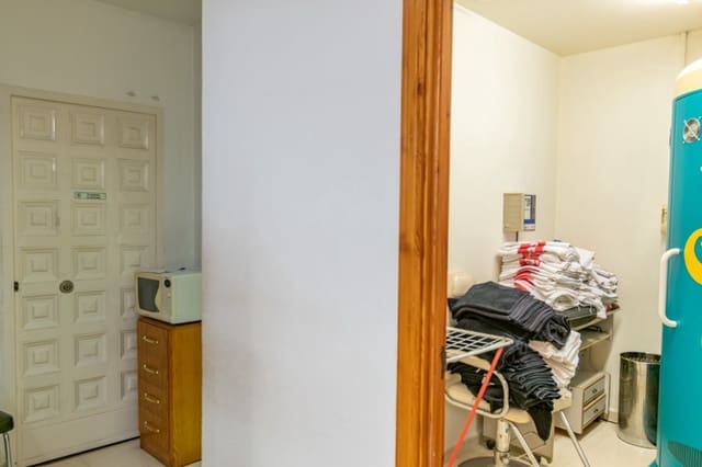 Erhverv til salg i Granada by - € 440.000 (Ref: 7261405)