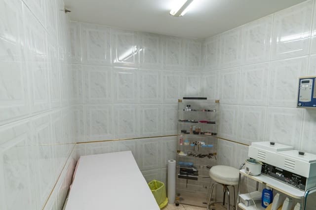 Erhverv til salg i Granada by - € 440.000 (Ref: 7261405)