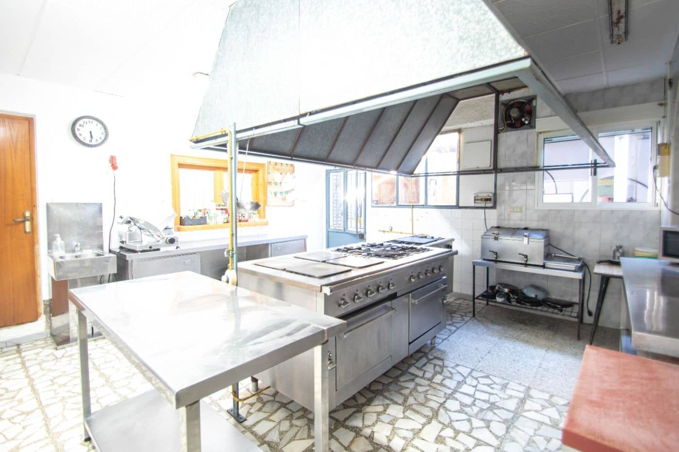 Kommersiell til salgs i Cullar med garasje - € 295 000 (Ref: 7376276)